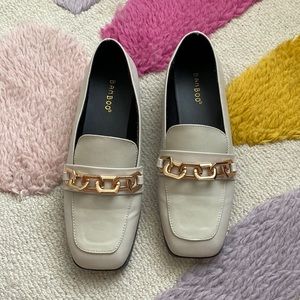 🌟White Loafers With Gold Chain🌟